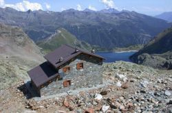 Rifugio alpino Perucca Vuillermoz / 2909m / Loc. Vallone di Cignana / Valtournenche